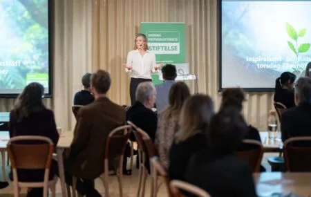 Marie Dahllöf presenterar Postkodlotteriets Stiftelse på en inspirationsträff för den svenska miljösektorn